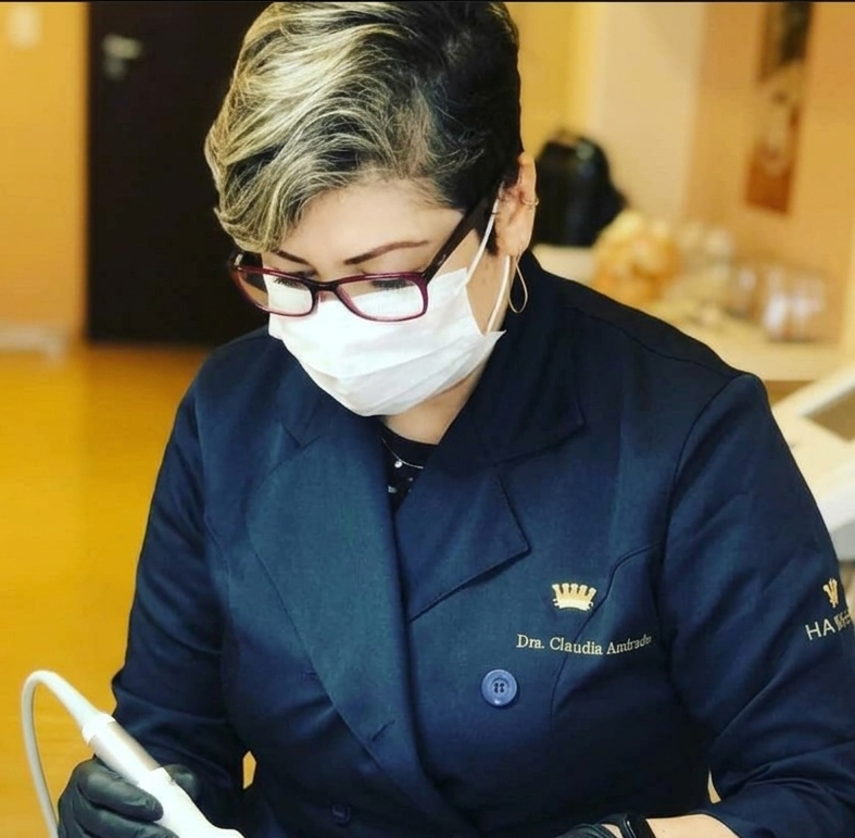 Dra. Claudia Andrade Atendendo